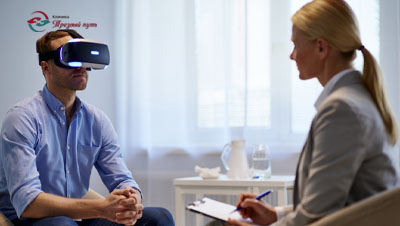 Мужчина в VR-очках и психотерапевт